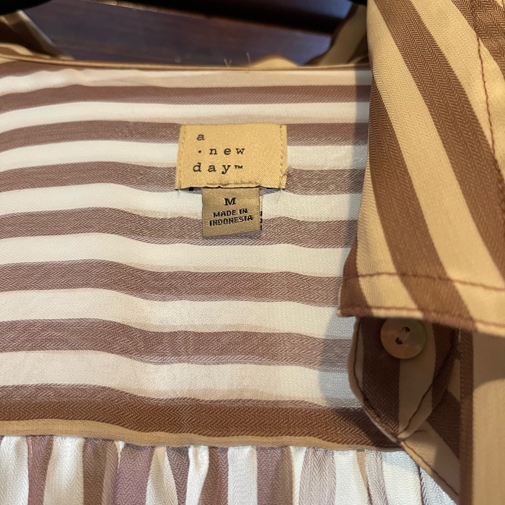 Sheer white and mauve type pink. Buttons on front - Picture 4 of 6